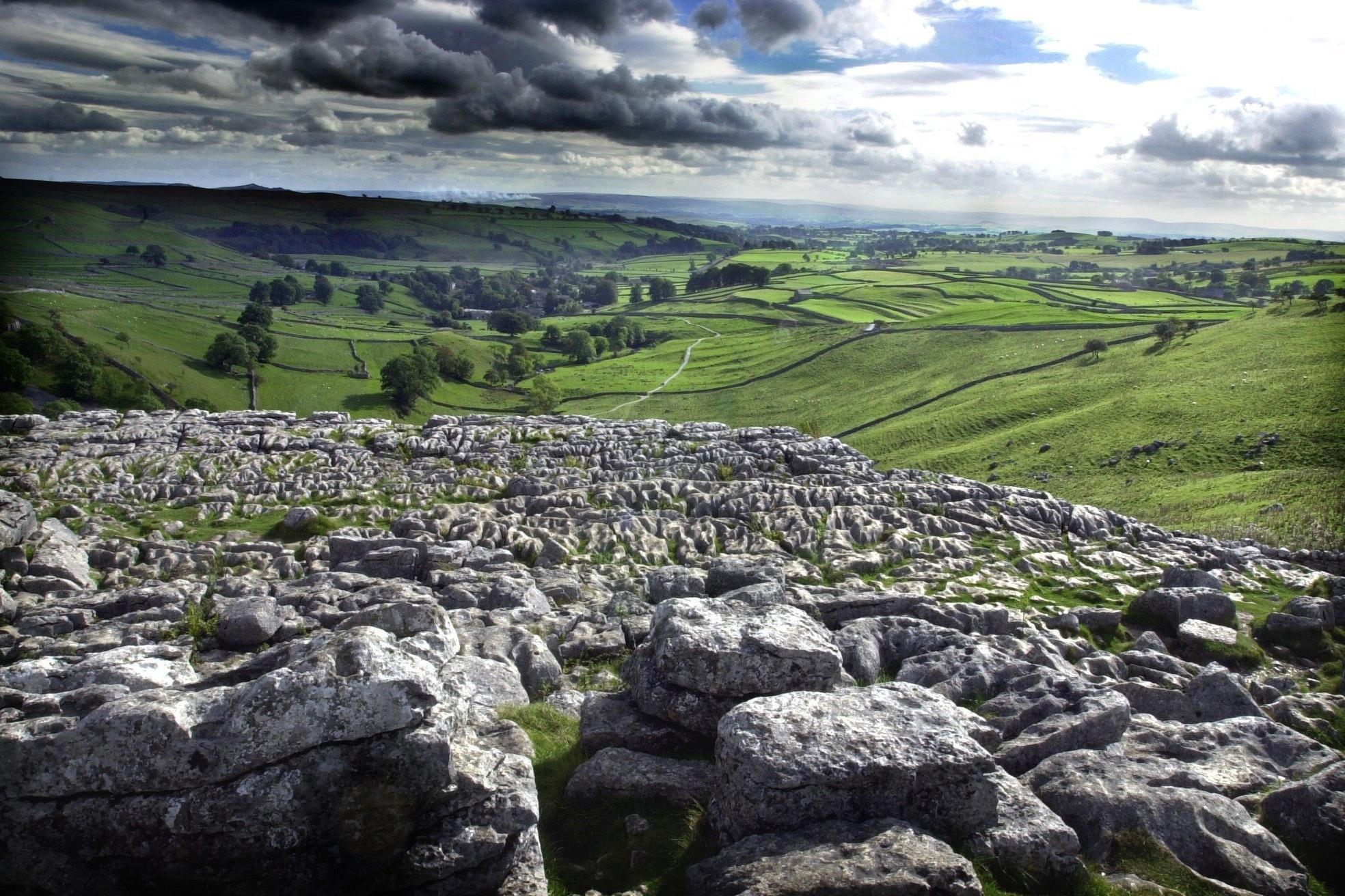 This towering 260-foot curved limestone cliff is the crown jewel of the Dales. Famous for its unique "limestone pavement" top (and its appearance in Harry Potter and the Deathly Hallows), it offers some of the most dramatic views in the UK.