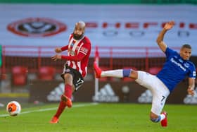 Sheffield United's David McGoldrick (L) is challenged by Everton's Richarlison during the English Premier League match at Bramall Lane: Xinhua/Alamy Live News