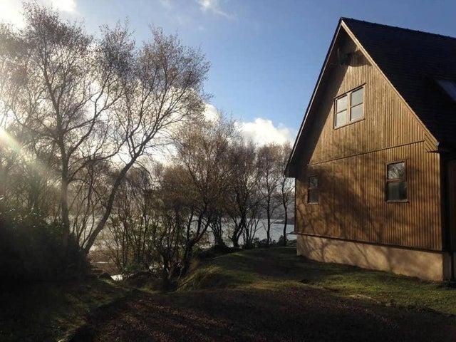 Located on the shores of Loch Sunart, this Highland retreat offers wonderful views, peace and quiet and access to a private beach.