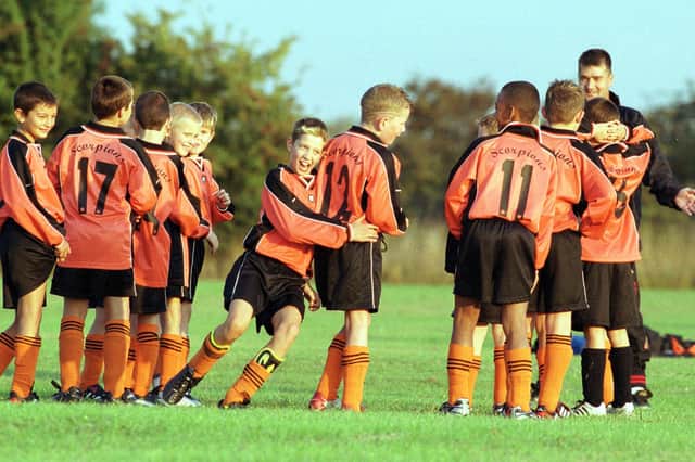 Doncaster Rovers legend Ian Snodin coaches Scawthorpe Scorpions under 11s in 2003, thanks to a sponsorship deal with builders merchants Builder Center.