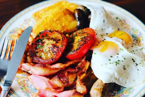 The Olde Castle Hotel do a cracking fry up.