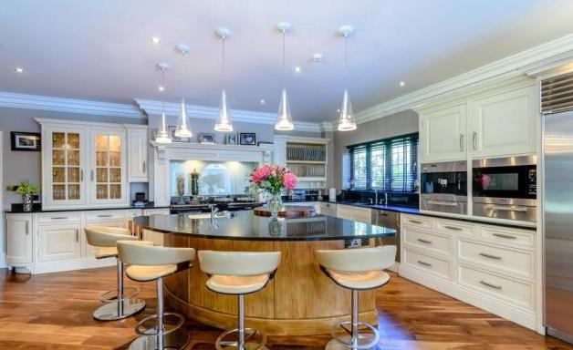 The kitchen is described as being in “the heart of the manor”, and it was fitted by the highly regarded Jeremy Wood Interiors of Wetherby, and boasts the finest appliances