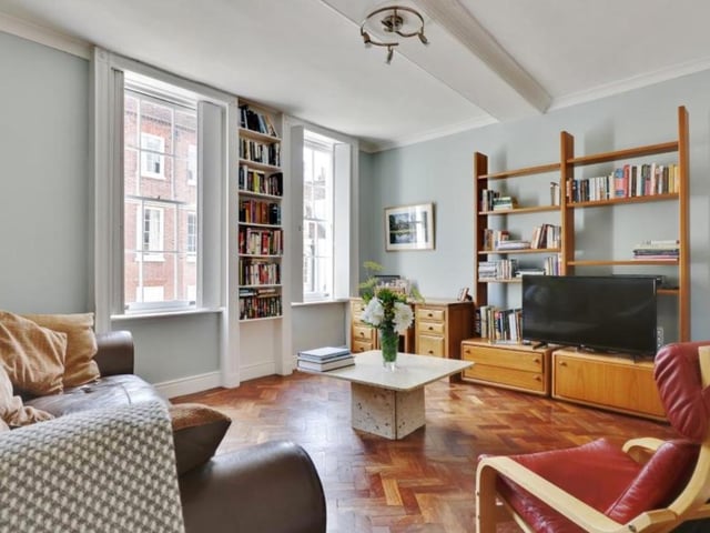 This 4-bedroom end-of-terrace house is up for £650,000. View it here: https://bit.ly/3fOnsfM