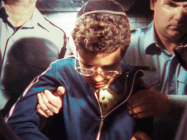 In Jerusalem 1986, a school boy shoots his entire family point-blank in their beds. The Motive examines the questions which still surround the case, as insiders come forward.