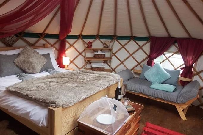 A boutique glamping experience in the Ribble Valley, Little Oakhurst overlooks the infamous Pendle Hill.  The Stonyhurst site offers yurts and shepherd's huts with wood-fired hot tubs.  The venue is a working dairy farm and is on the Tolkien Trail.