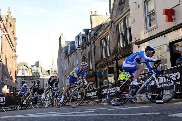 Cyclists race up Kirk Wynd (Pic: Neil Doig/Fife Free Press)