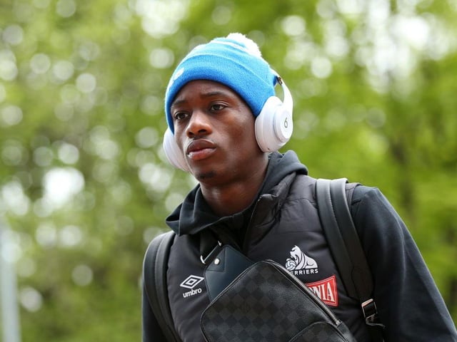 Sheffield United look certain to miss out on Terence Kongolo after the £3m-rated Huddersfield defender underwent a medical at Fulham on Tuesday. (Football Insider)