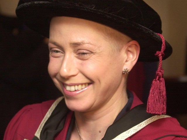 Cancer charity fundraiser Jane Tomlinson received an honorary doctorate at a Sheffield Hallam University Degree ceremony held at Sheffield City Hall in 2003