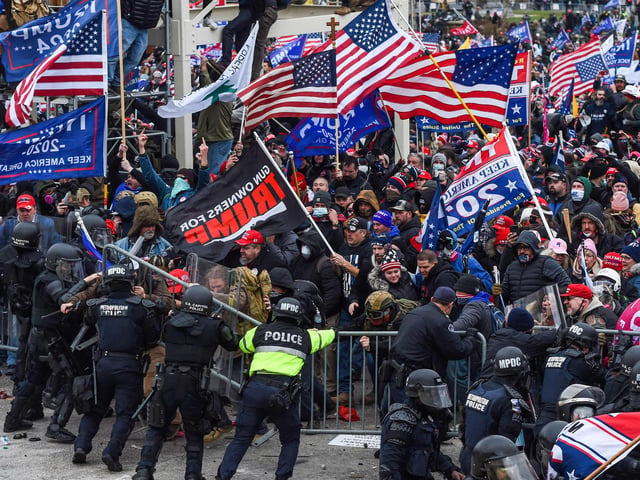 Trump supporters clash with police and security forces as they storm the US Capitol in Washington, DC on January 6, 2021. - Demonstrators breeched security and entered the Capitol as Congress debated the a 2020 presidential election Electoral Vote Certification. (Photo by ROBERTO SCHMIDT / AFP)