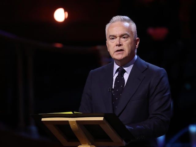 Huw Edwards is a journalist, presenter and newsreader. He presents the BBC News at Ten, which is the BBC’s flagship news broadcast. He earned between 465,000- 469,999 GBP