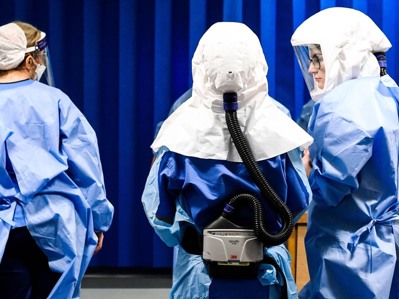 Staff on ICU in PPE.
