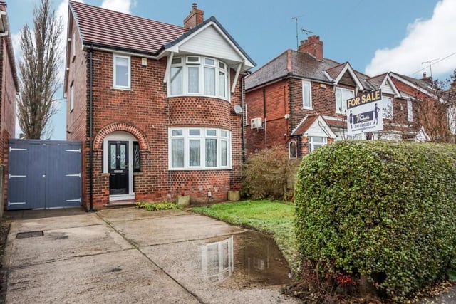 This attractive detached property has three bedrooms, an extensive garden and built-in office area. It is on the market for a guide price of £250,000. View the listing here: https://www.rightmove.co.uk/properties/100922627#/