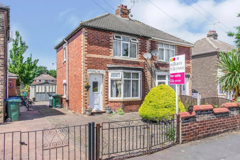 Guide price

£130,000
This 2 bed semi-detached house on Tennyson Avenue, Sprotbrough, has a guide price of £130,000. https://www.zoopla.co.uk/for-sale/details/59099154/
