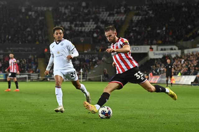 Rhys Norrington-Davies of Sheffield United gets in front of Matthew Sorinola of Swansea City: Ashley Crowden / Sportimage