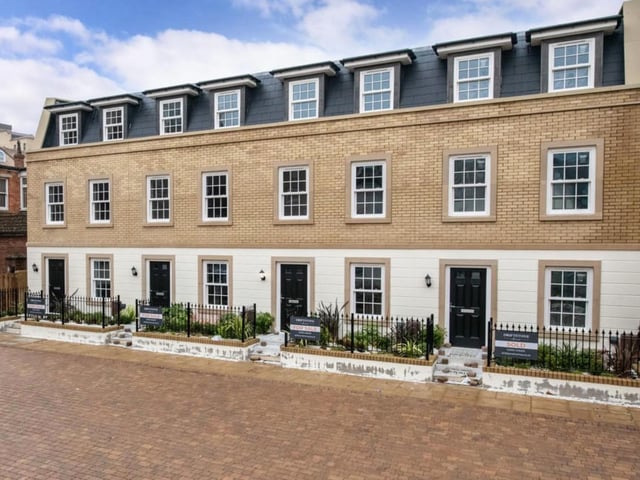 This 3-bedroom, new-build townhouse is up for £575,000. View it here: https://bit.ly/2Lx2wvP