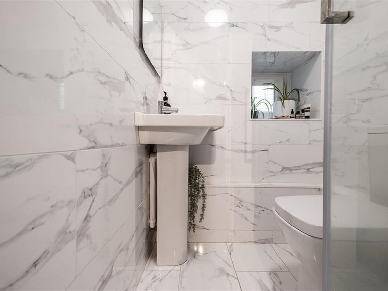 Shower room.