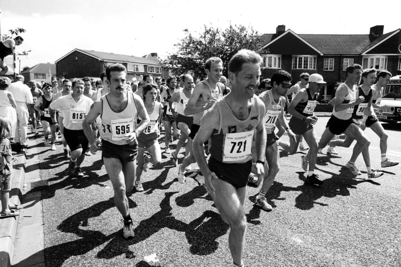 Runners of Gosport run the 10K marathon in 1993. The News PP4022