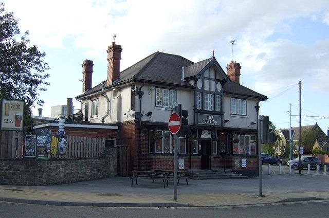 It’s said that the original Red Lion at Gleadless straddled the old border between Derbyshire and Yorkshire, which both had different licensing laws. As a result, one side of the pub had to stop serving before the other.
