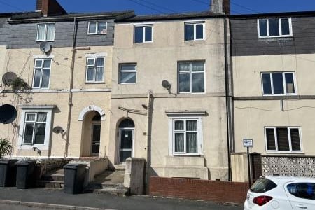 20 Holberry Gardens, Broomhall, S10 2FR. Guide Price: £300,000-£325,000 *
A particularly spacious 6 bedroomed inner terrace with extensive accommodation over 5 levels. The property occupies a cul-de-sac location in the heart of Broomhall and benefits from panning permission to convert into four spacious flats.