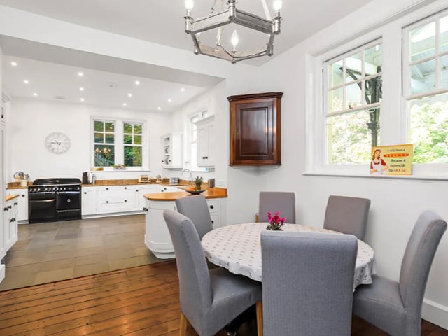 A beautifully spacious kitchen
