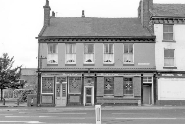 The Brown Cow pub on Mowbray Street, Sheffield, in August 1985, with Bhambra Top Fashion nextdoor.
