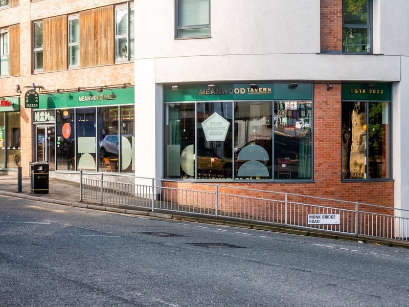 Over in LS6, this highly popular neighbourhood local is ensuring nobody misses out by setting up dedicated screens at both the front and the back of the pub. While they are keeping plenty of space open for spontaneous walk-ins on matchdays, table bookings are highly encouraged if you want to secure the best vantage point. ⚽ 607 Meanwood Rd, Meanwood, LS6 4HQ