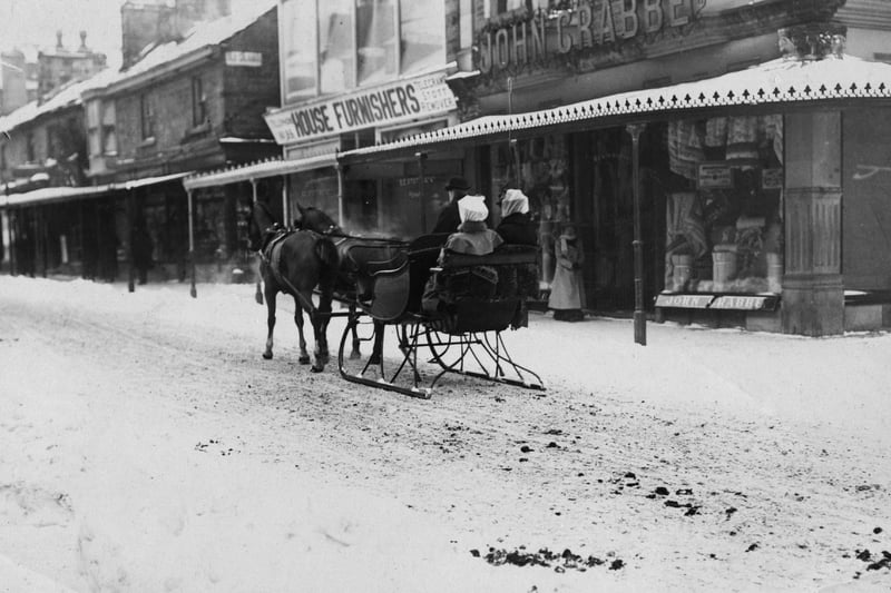 1st December 1908:  A sleigh ride in Buxton,  Derbyshire.  (Photo by Topical Press Agency/Getty Images)