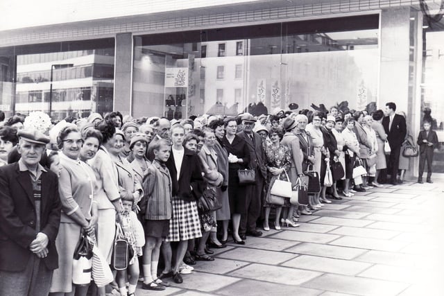 Cole Brothers Limited, Department Store, Barker's Pool, Sheffield. Part of the large crowd waiting for the opening of Cole Brothers' store, Barker's Pool, by the Lord Mayor, Ald. I. Lewis - 17th September 1963