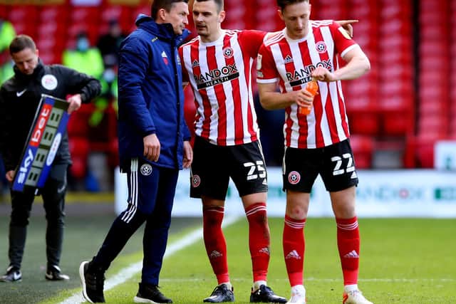 Paul Heckingbottom, the Sheffield united manager, speaks with Filip Uremovic (centre) and Ben Davies: Simon Bellis / Sportimage