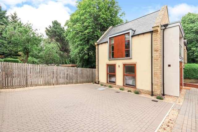 The house is well located within a short walk of the Hallamshire Hospital both universities and within catchment for Springfield Primary and Silverdale Secondary Schools.