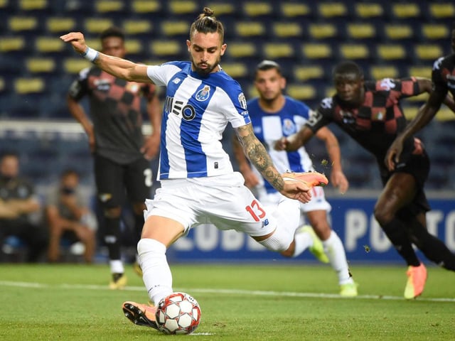 Alex Telles has urged Porto to lower their £18.3m asking price in order for him to finalise his a move to Manchester United,  who value him at £12m. (Metro)