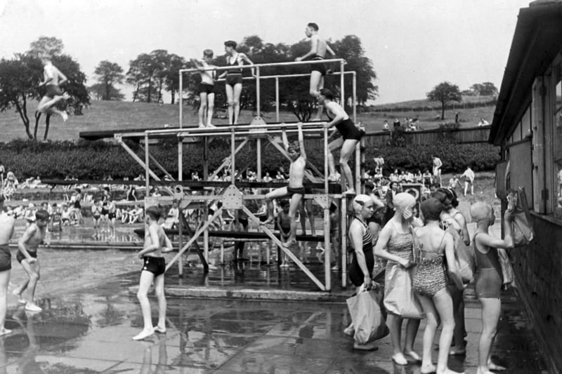The World War Two Holidays at Home scheme, showing Longley Park Swimming Pool in 1943. Ref no: u07366
