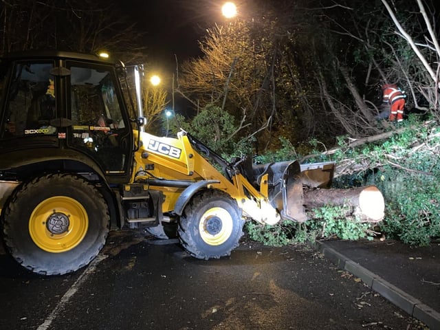 Midlothian Council thanked all the teams out working to keep roads clear of falling debris. This is some of the debris on the B703, Newtongrange to Newbattle road.
