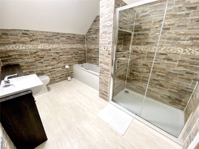 Master en-suite bathroom.
