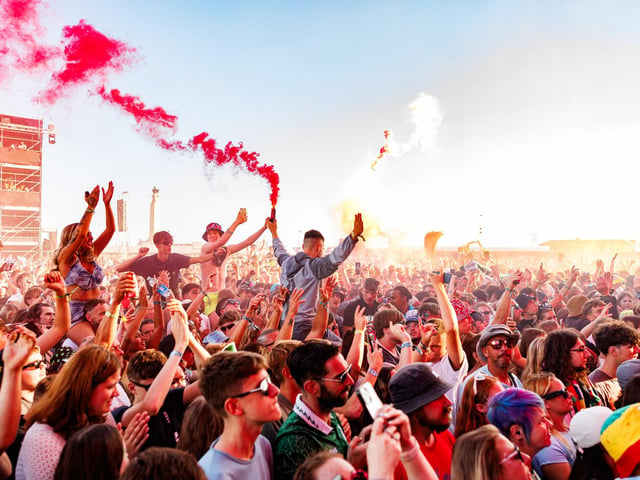 Reytons set the festival stage on fire with a spectacular show full of pyrotechnics and smoke flares