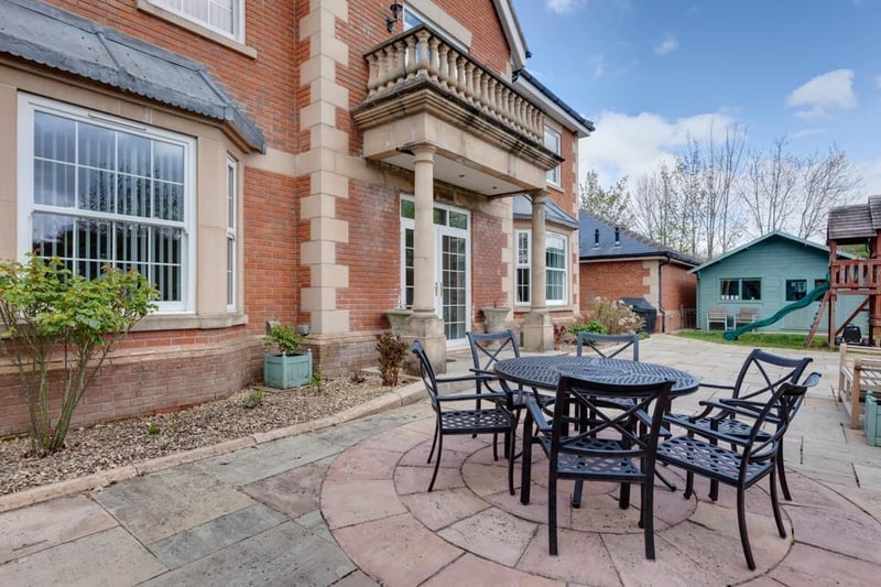 Zoopla describes Hart Lodge being for sale as "a unique opportunity to acquire an exceptional family home of grand proportions with beautiful countryside views".