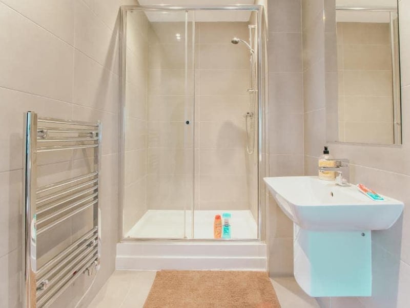 Each unit comes with a fully equipped kitchen with a microwave, a seating area, a flat-screen TV, a washing machine, and a private bathroom with shower and a hairdryer. A fridge, an oven and stovetop are also featured, as well as a kettle.