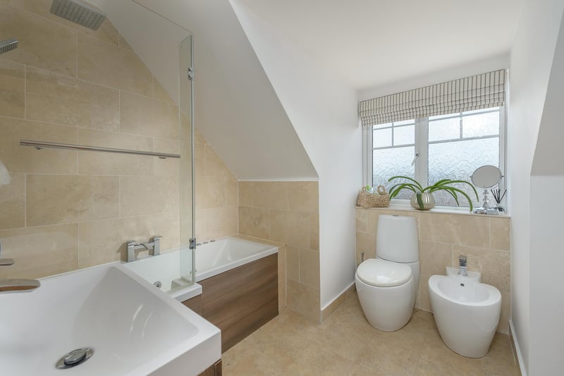 A fully fitted en-suite bathroom.