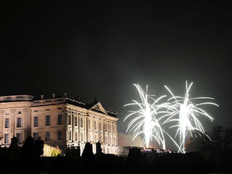Experience Bonfire Night in style at the stunning Chatsworth Estate. This family-friendly event features a huge roaring bonfire, two spectacular fireworks displays (including an earlier one for little ones), and a feast of seasonal food and drink. Book your tickets for a magical evening in the Peak District. 📍 Chatsworth, Bakewell, Derbyshire, DE45 1PP