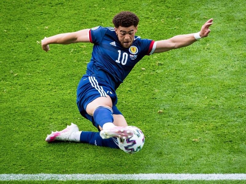 With 84 pace and 78 shooting, Che Adams is a striker with an excellent pedigree on the game. He's impressed since decided to play for Scotland in 2021 and FIFA rate him as Scotland men's best striker.