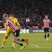 Oliver Norwood of Sheffield United takes a free kick: Andrew Yates / Sportimage