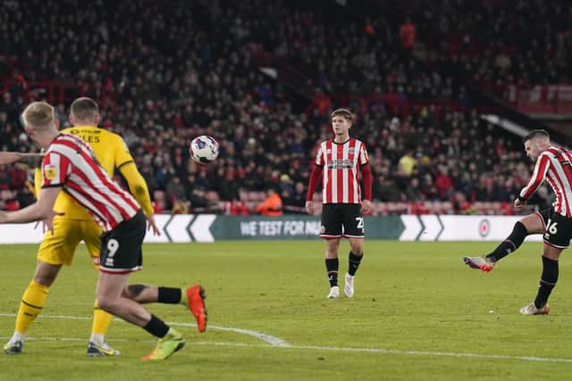 Oliver Norwood of Sheffield United takes a free kick: Andrew Yates / Sportimage