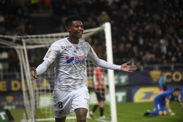 L'Equipe reports that Rangers will complete a deal for the Amiens midfielder before the close of play today.