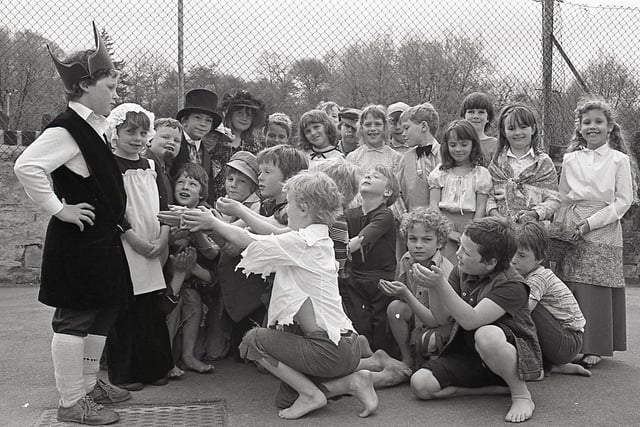 Buxton Advertiser Archive, 1982, the cast of Oliver at Whaley Bridge Primary