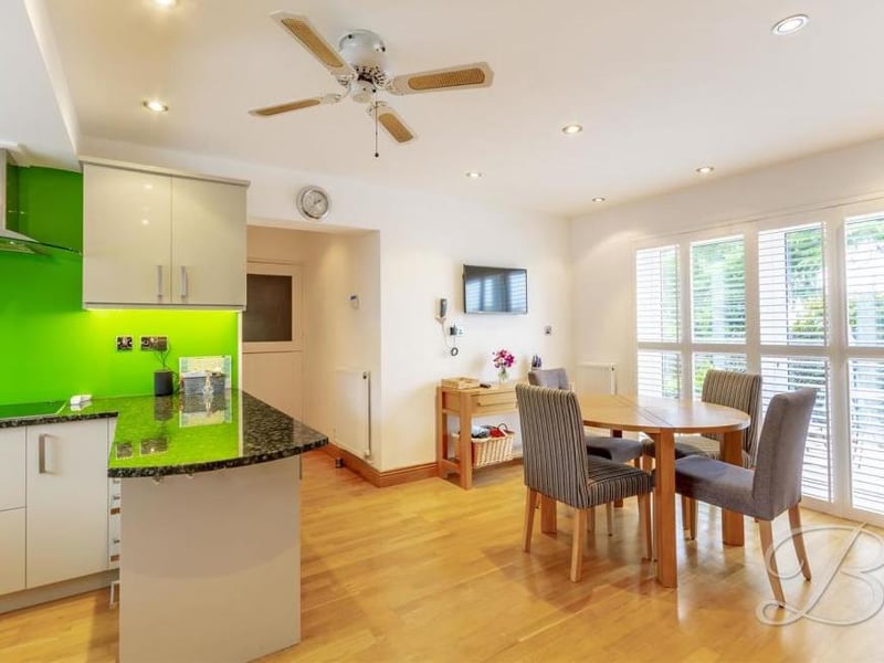 This contemporary kitchen/diner is perfect for embracing your culinary skills. It will have your guests falling in love at first glance.