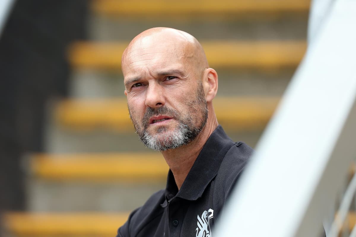 Ein Mann von Peterborough United macht nach dem „Basketball“-Spiel eine ...
