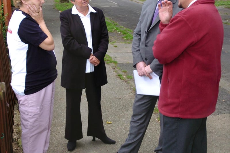 Sheffield Council Chief Exec Bob Kerslake and Council Leader Jan Wilson chatting to Sandra Catling resident of Lilac Road along with Neighbourhood Warden Bob Bowden in 2004