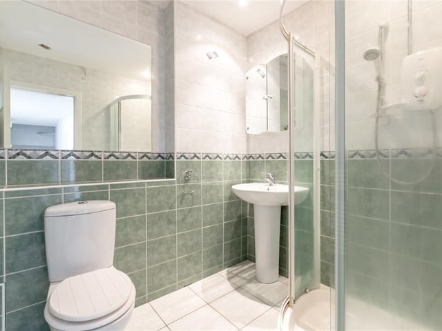 Shower room.