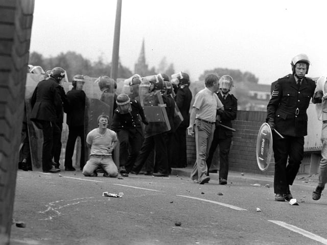 Riot police and pickets at Orgreave