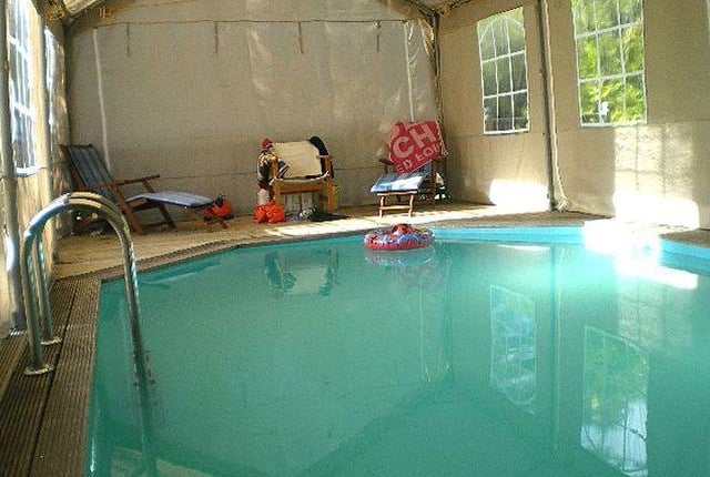 This 20th century cottage is set in grounds of approximately 1.5 acres, with great views over the surrounding countryside. A key feature is the swimming pool on raised decking. Available for offers over 530,000 GBP